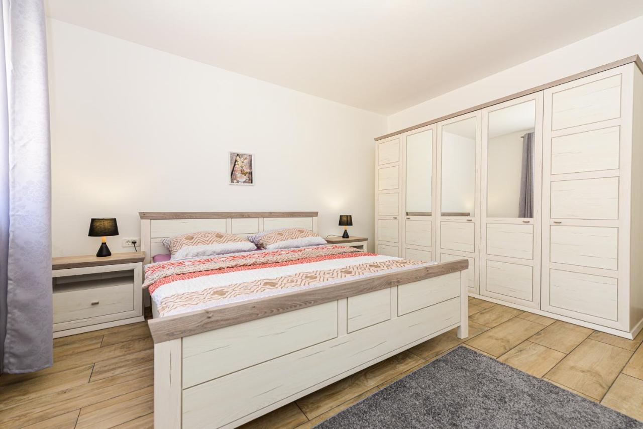 Apartments Amfora - Cozy And Modern Apartments For Up To 15 People, 100M From The Sea And Beach Stara Novalja Exterior photo