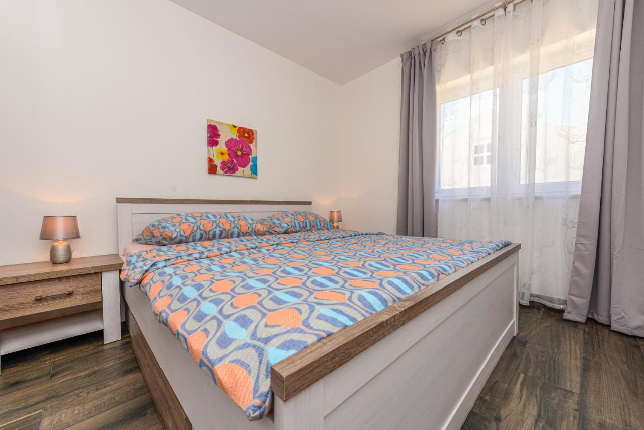 Apartments Amfora - Cozy And Modern Apartments For Up To 15 People, 100M From The Sea And Beach Stara Novalja Exterior photo