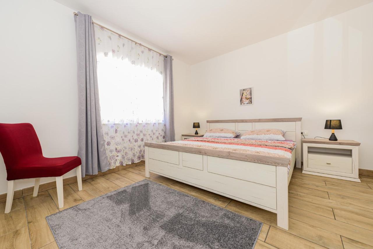 Apartments Amfora - Cozy And Modern Apartments For Up To 15 People, 100M From The Sea And Beach Stara Novalja Exterior photo