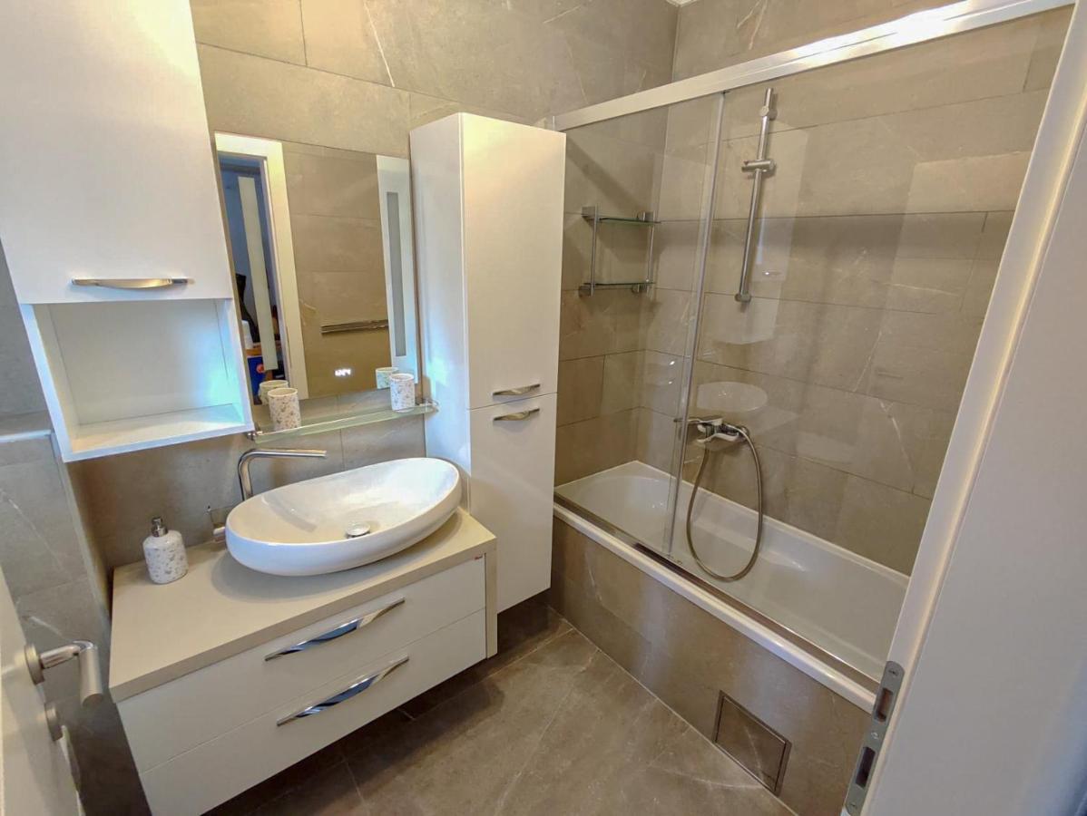 Apartments Amfora - Cozy And Modern Apartments For Up To 15 People, 100M From The Sea And Beach Stara Novalja Exterior photo